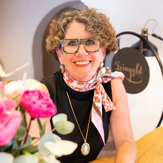 Kerstin lacht im Showroom